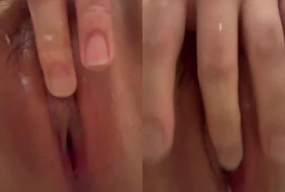 年輕女孩洗澡後開腿玩嫩穴