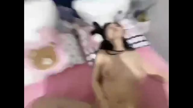 漂亮人妻 大不大 快點操你的小騷逼吧 今天怎麼下面這麼多騷水 被懟的大奶嘩嘩 表情好騷