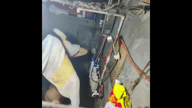 -寒假趴牆頭偷窺鄰居大學生美女洗澡 洗澡時把手機放到水管上一邊洗澡一邊追劇,沒注意旁邊有人