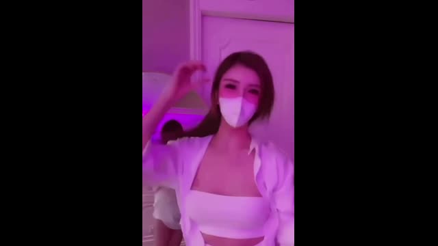 35萬粉絲網紅柏林鑫直播熱舞內衣滑落直播漏點