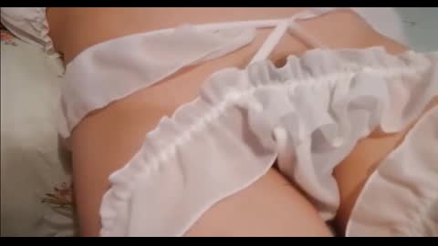 風靡一時的網紅生物老師閔兒小黃瓜削皮  滋潤嫩穴 白漿高潮液大量噴湧