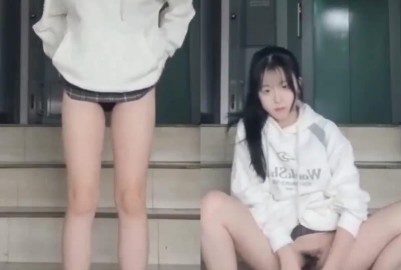 美女校花樓梯口自慰
