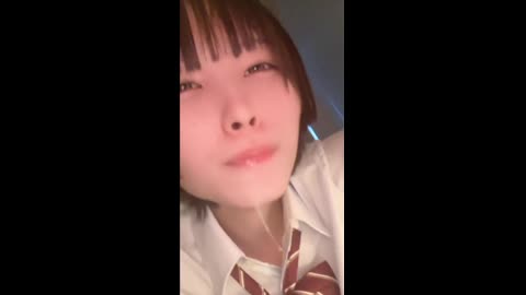 短髮可愛裂舌女孩吐汁 舌頭交纏好瑟