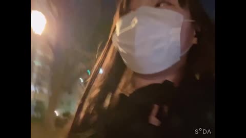 文靜OL走路回家直播 看周邊沒人 掀內衣給大家看