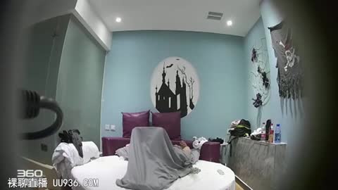 情趣酒店古堡房偷拍下午没有课四眼仔和女友开房翻云覆雨过后来点雪糕和薯条补充一下能量