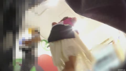 台北逛街買東西順便觀察正妹店員都穿什麼內褲，真實裙底偷拍1