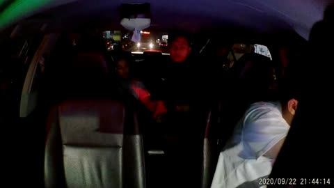 乘客在計程車上女友幫男友口交司機尷尬