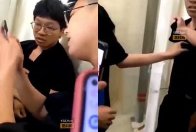 四眼小哥廁所偷拍被捉現場 - 黑料不打烊