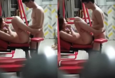 稀缺極品貓眼偷拍超刺激女友躺在做愛專用椅眼鏡男猛操