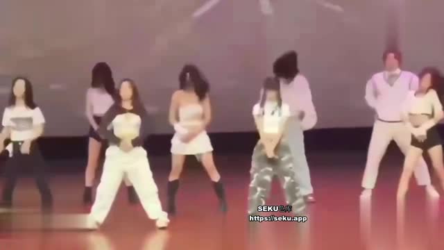 中職院校學姐走光 吊帶甩奶舞抹胸姐!軍訓才藝大比拼