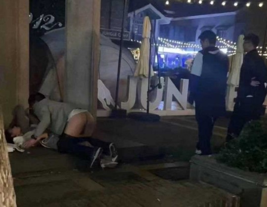 南京市玄武1912酒吧街 小姐姐喝醉被人當街強奸 被操的一抽一抽的 過往行人都拉不住