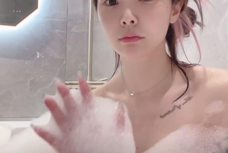 Onlyfans - hikari 玩泡泡浴