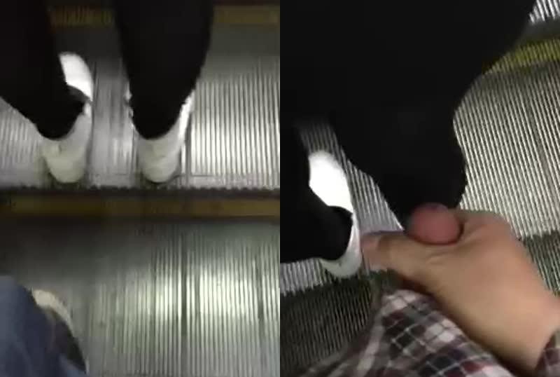 噴在黑絲美女長腿上，最後太興奮頂上去了，妹紙大叫「干什麼你